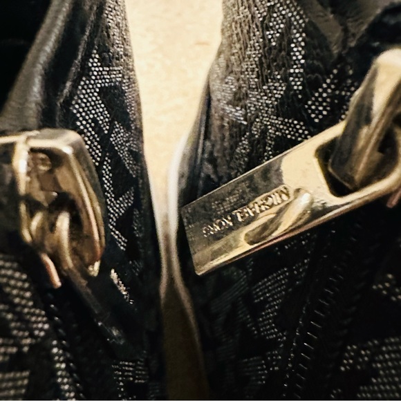 ⭐️ Michael Kors Kids Skate Split High-Top Sneakers - Picture 6 of 9